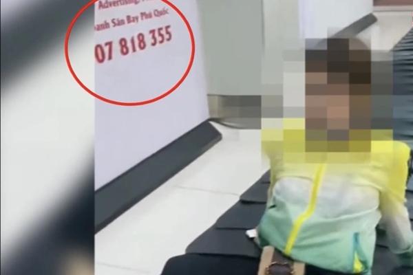 Cô gái lì mặt leo bằng được lên băng chuyền hành lý quay clip-5