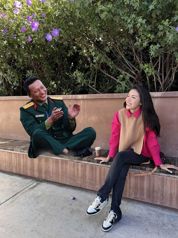 À đây rồi, không còn cô đơn, Minh Tú đã có Trung đội trưởng Quang Khải "Sao Nhập Ngũ" bầu bạn.