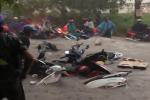 Hãi hùng nước mưa chảy như lũ quét, cuốn phăng người và xe máy ở Đồng Nai