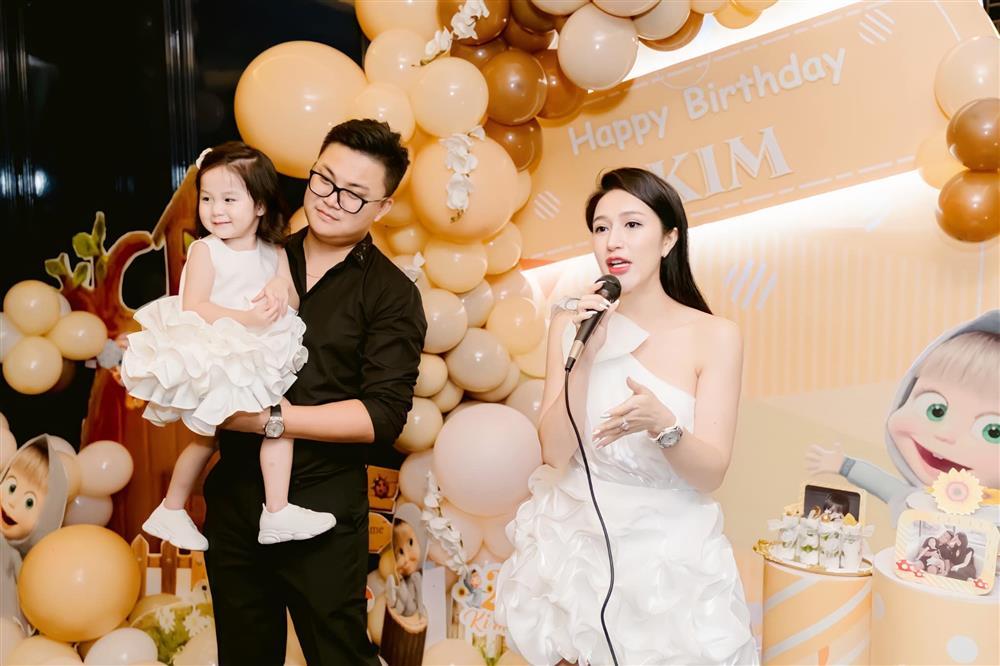 Vân Navy tổ chức tiệc cho ái nữ, anh xã doanh nhân chiếm spotlight-2