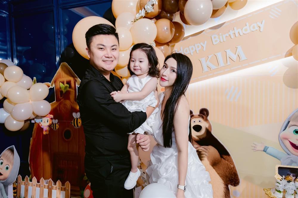 Vân Navy tổ chức tiệc cho ái nữ, anh xã doanh nhân chiếm spotlight-3