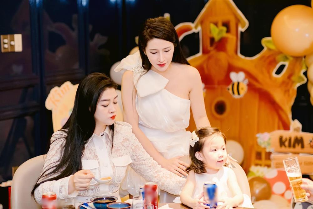 Vân Navy tổ chức tiệc cho ái nữ, anh xã doanh nhân chiếm spotlight-5