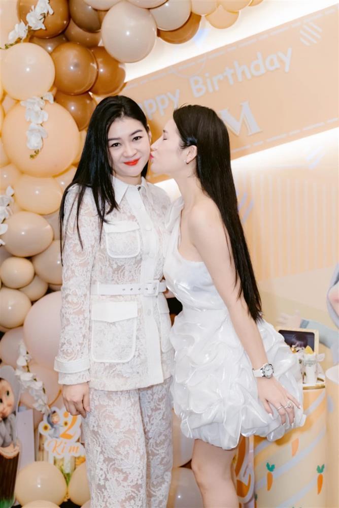 Vân Navy tổ chức tiệc cho ái nữ, anh xã doanh nhân chiếm spotlight-6