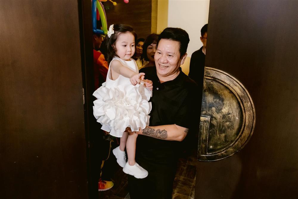 Vân Navy tổ chức tiệc cho ái nữ, anh xã doanh nhân chiếm spotlight-7