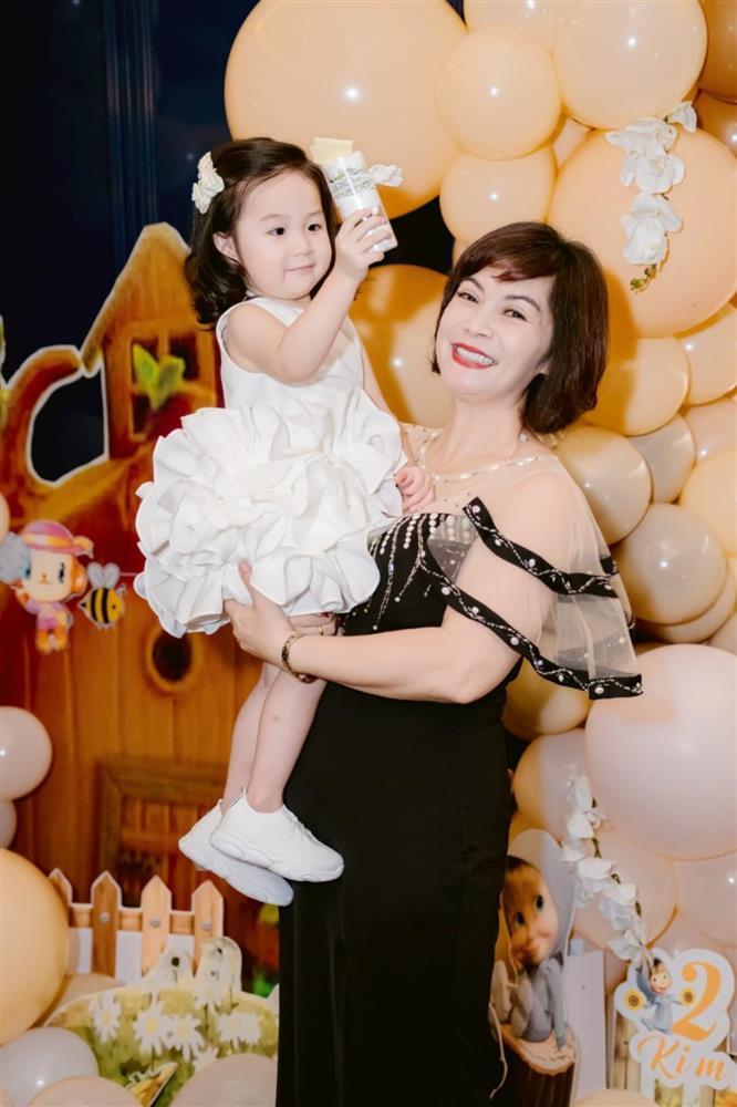 Vân Navy tổ chức tiệc cho ái nữ, anh xã doanh nhân chiếm spotlight-8