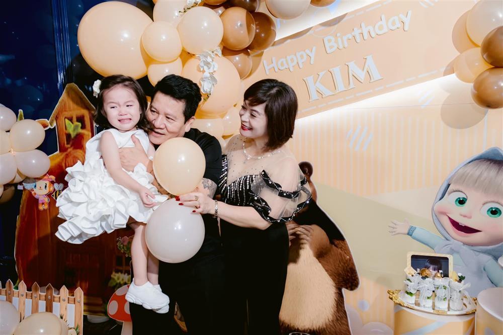 Vân Navy tổ chức tiệc cho ái nữ, anh xã doanh nhân chiếm spotlight-9