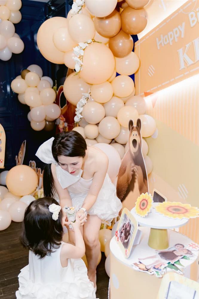 Vân Navy tổ chức tiệc cho ái nữ, anh xã doanh nhân chiếm spotlight-11