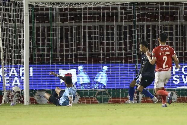 Tiến Dũng được Quang Hải động viên sau chuỗi trận không như ý-3