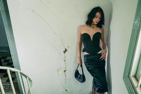 Tiểu Vy lên đồ cháy bỏng tay, còn phô phang cặp núi đôi chực trào-5