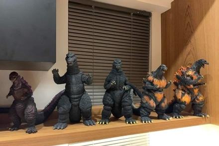 Chồng nộp đơn ly dị vì vợ lấy mô hình Godzilla của mình cho cháu