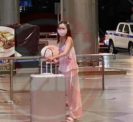 Vợ Chi Bảo mặc đồ ngủ gần 100 triệu đi máy bay du lịch châu Âu-7