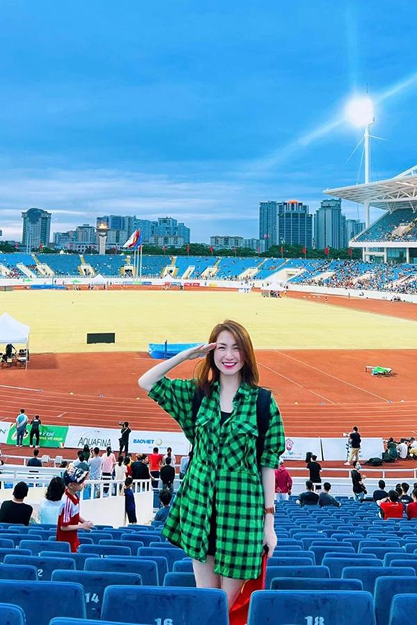 Trang phục đi xem SEA Games 31 của Hòa Minzy là sơ mi oversized kết hợp quần short.