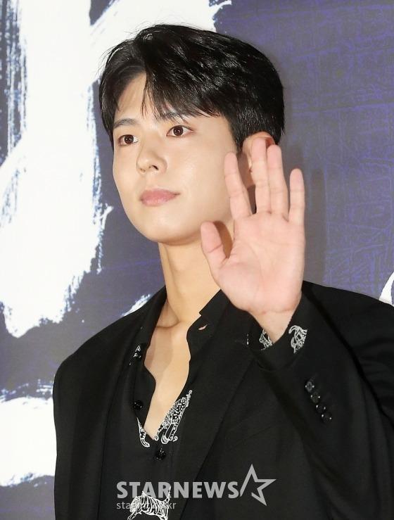 Thảm đỏ hot nhất hiện tại: EXO Suho lạ lẫm, Park Bo Gum đẹp không góc chết-2