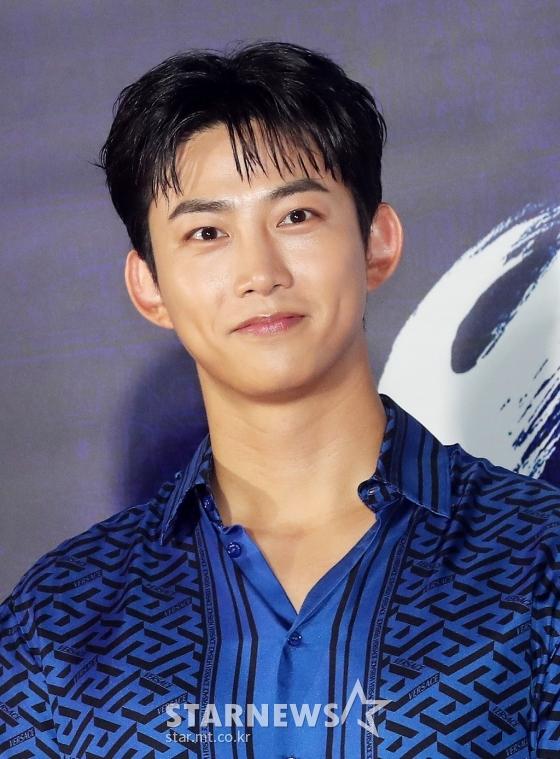 Thảm đỏ hot nhất hiện tại: EXO Suho lạ lẫm, Park Bo Gum đẹp không góc chết-10