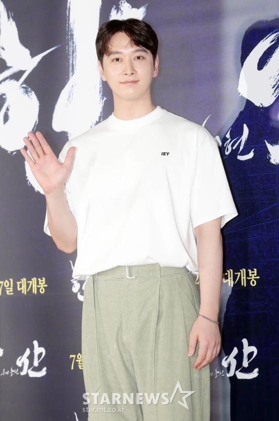 Thảm đỏ hot nhất hiện tại: EXO Suho lạ lẫm, Park Bo Gum đẹp không góc chết-11