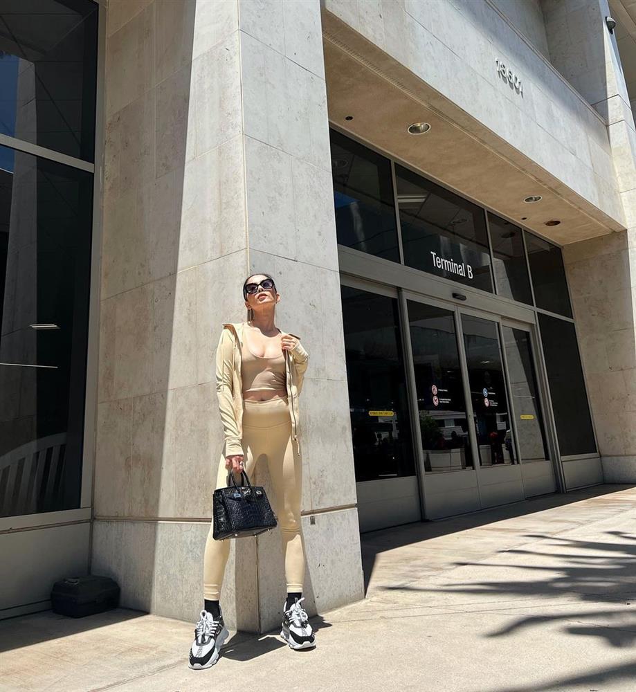 Lệ Quyên mặc đồ tập gym ra phố: Tưởng gợi cảm lại dễ phản cảm-3