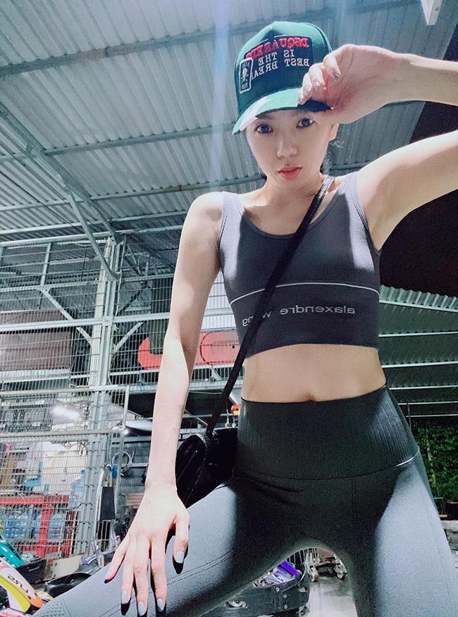 Lệ Quyên mặc đồ tập gym ra phố: Tưởng gợi cảm lại dễ phản cảm-7