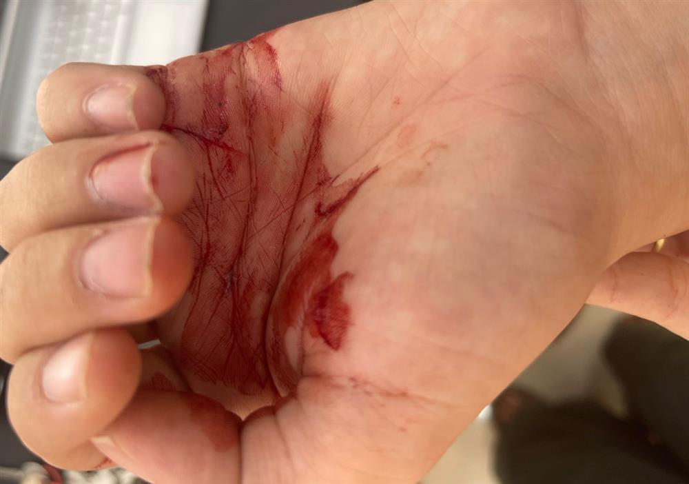 Cướp xông vào cửa hàng điện thoại lấy tiền trong 5 giây-3