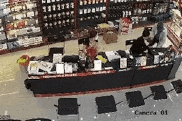 Cướp xông vào cửa hàng điện thoại lấy tiền trong 5 giây