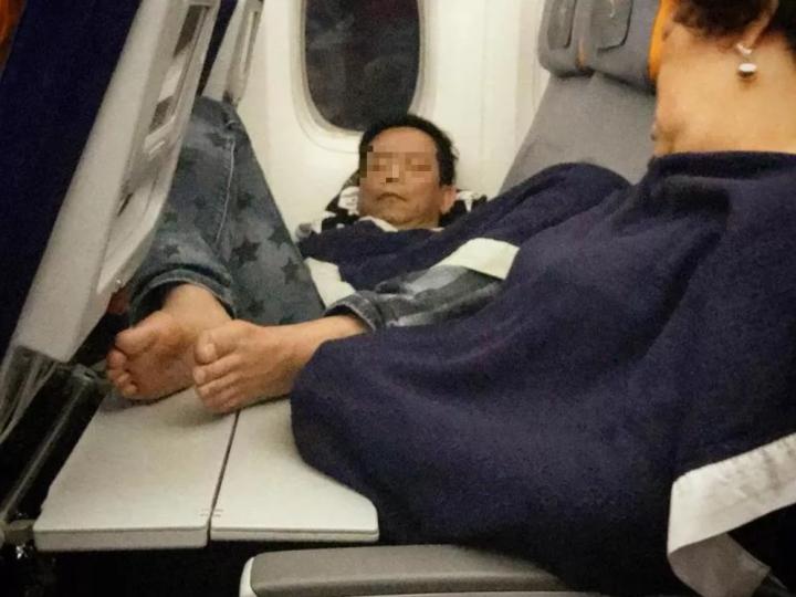 Bật ngửa với loạt hành vi ám ảnh của khách hàng trên máy bay-6