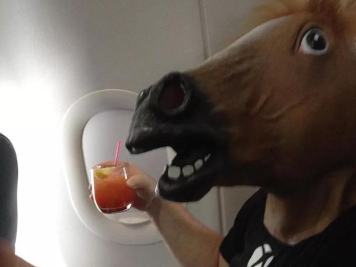 Bật ngửa với loạt hành vi ám ảnh của khách hàng trên máy bay-10