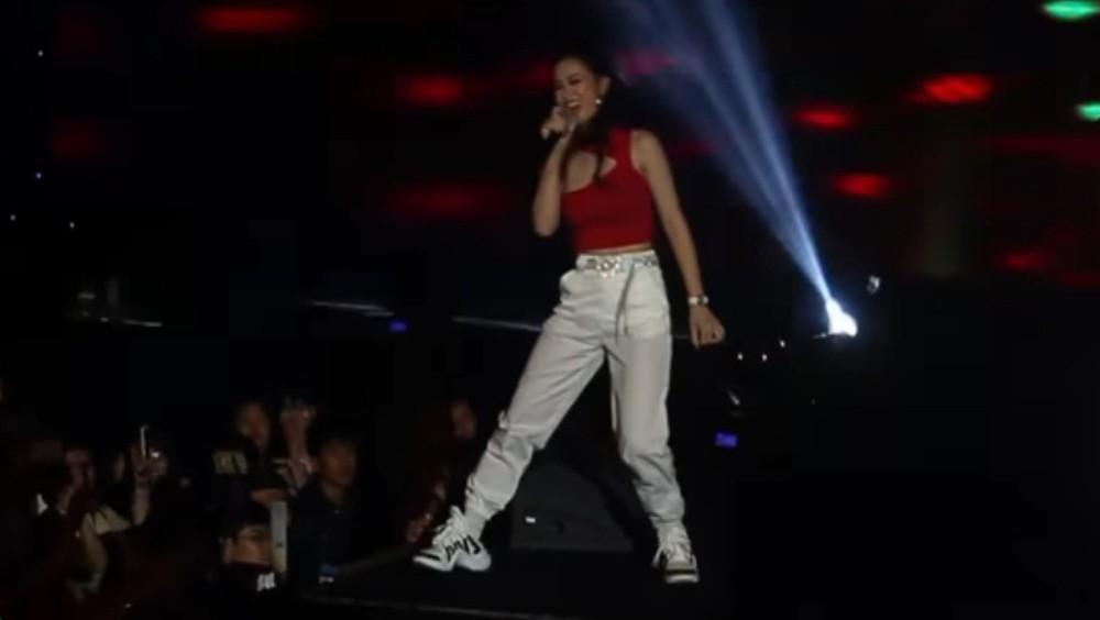 Đang hát ngon trớn, loạt sao Việt hết hồn à vì bị vật thể lạ bắn vào mặt-5