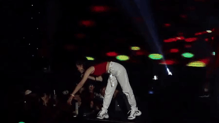 Đang hát ngon trớn, loạt sao Việt hết hồn à vì bị vật thể lạ bắn vào mặt-6