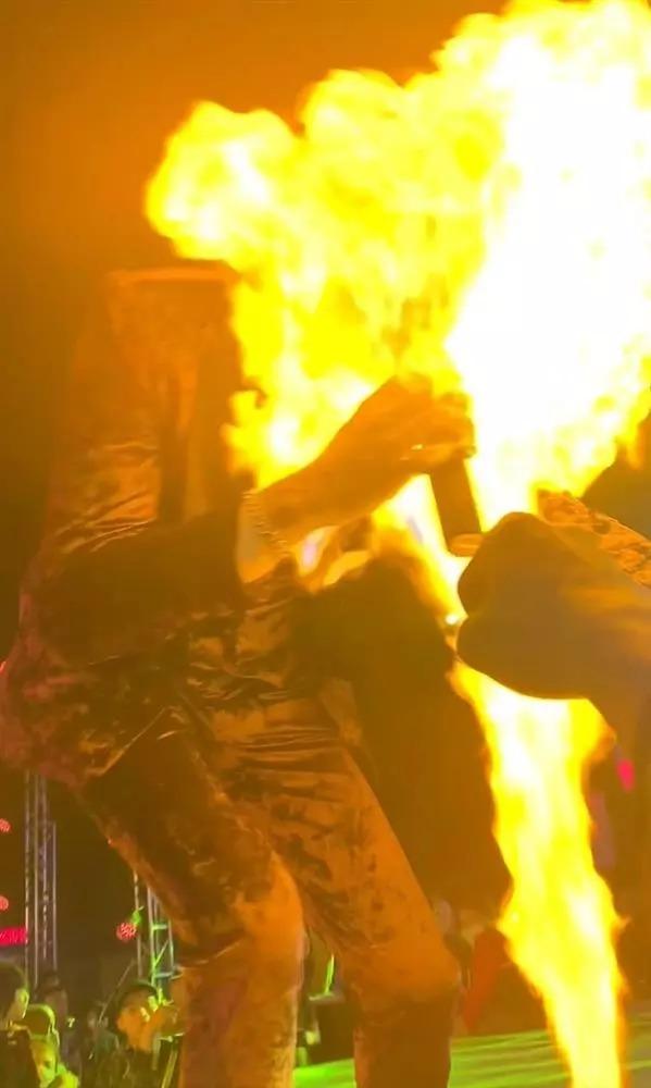 Đang hát ngon trớn, loạt sao Việt hết hồn à vì bị vật thể lạ bắn vào mặt-1