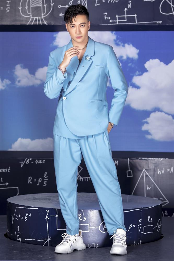 Đang hát ngon trớn, loạt sao Việt hết hồn à vì bị vật thể lạ bắn vào mặt-7