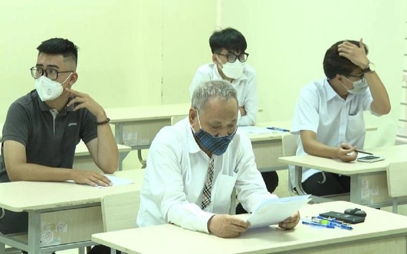 Cụ ông 82 tuổi được Bộ trưởng Bộ GD&ĐT tặng bằng khen tốt nghiệp PTTH-2