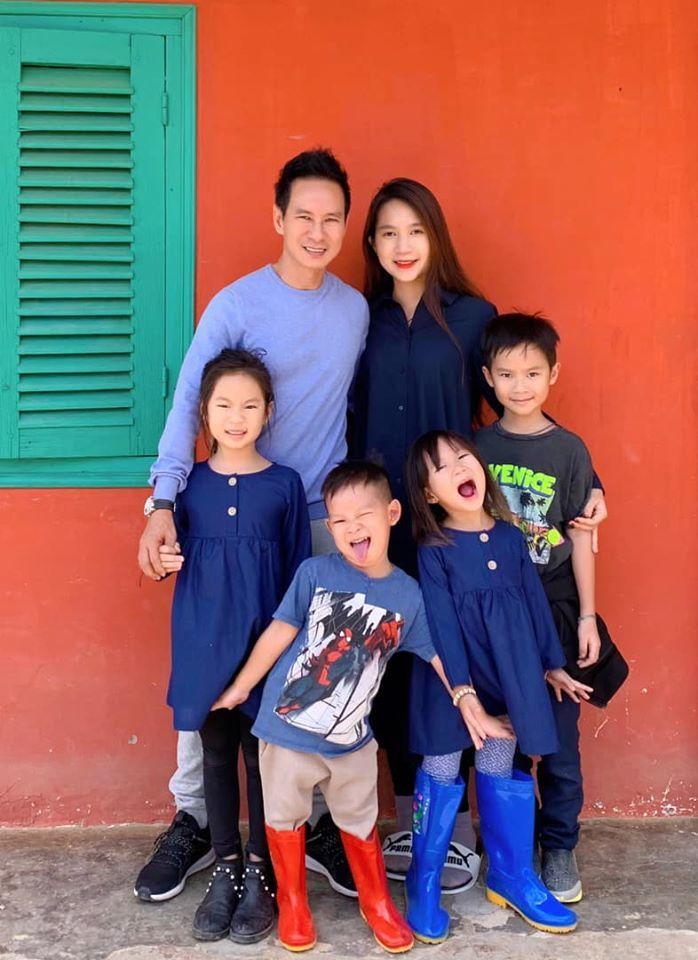 Vợ Lý Hải bị soi ảnh cam thường sau khi livestream lộ da sần sùi-10