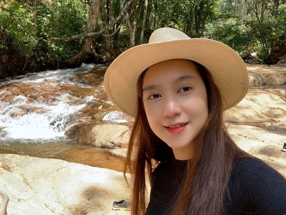 Vợ Lý Hải bị soi ảnh cam thường sau khi livestream lộ da sần sùi-11