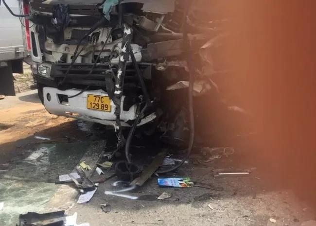 2 xe container va chạm, một tài xế bị đá đè gãy luôn 2 chân-1