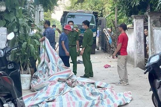 Đang chơi trước cổng nhà, bé gái 2 tuổi bị xe tải lùi cán tử vong