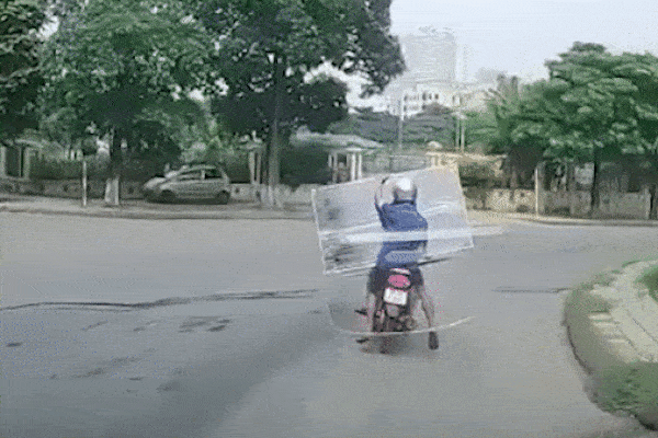 Clip: Ôm tivi to đùng, người ngã lăn xuống đường khi xe máy vào cua