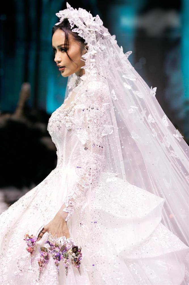 Hoa hậu Ngọc Châu catwalk cà giựt, dẫm cả váy của Á hậu Thủy Tiên-1