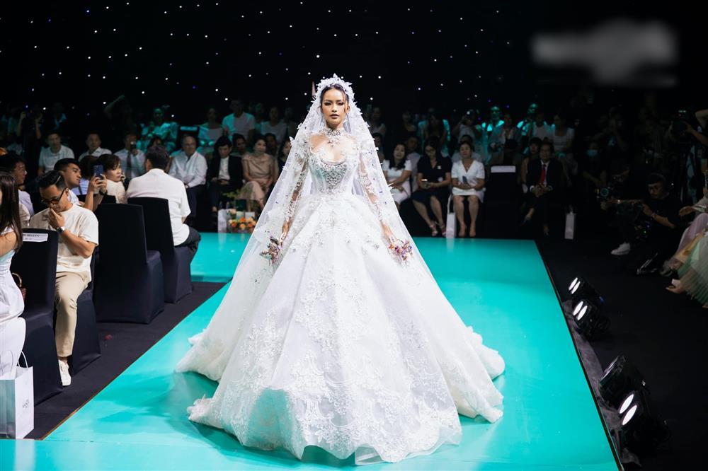 Hoa hậu Ngọc Châu catwalk cà giựt, dẫm cả váy của Á hậu Thủy Tiên-3