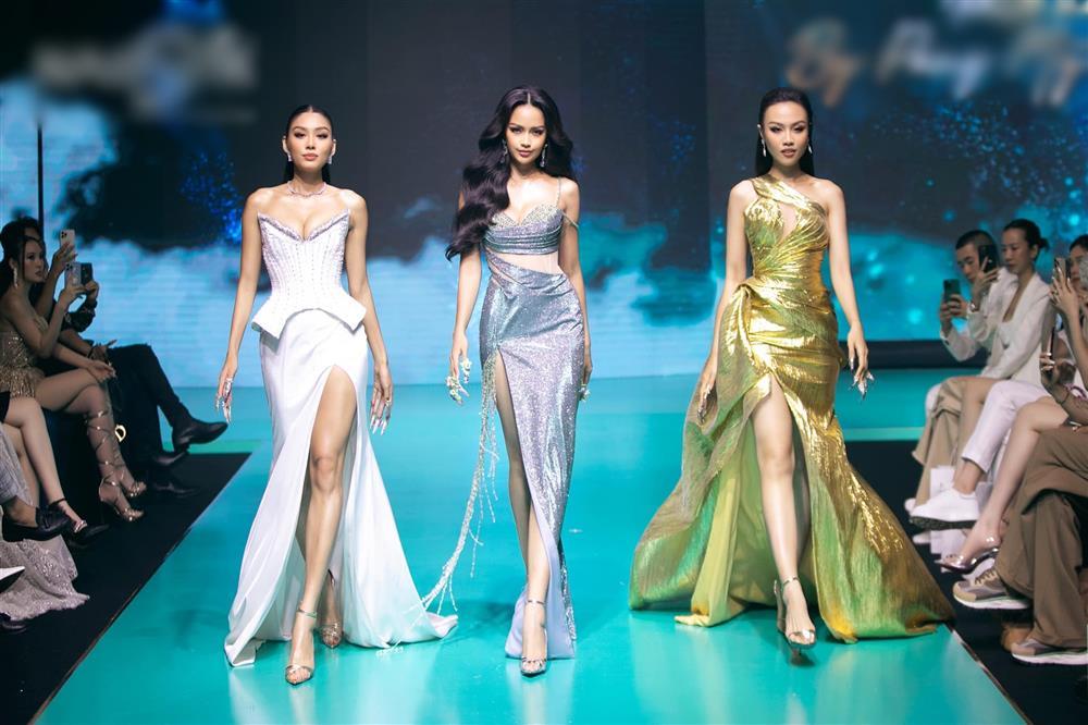 Hoa hậu Ngọc Châu catwalk cà giựt, dẫm cả váy của Á hậu Thủy Tiên-4