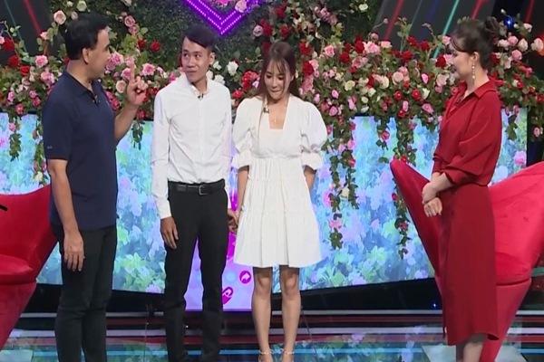 Mẹ đơn thân xinh đẹp dắt con gái 9 tuổi đi hẹn hò tìm chồng mới-7