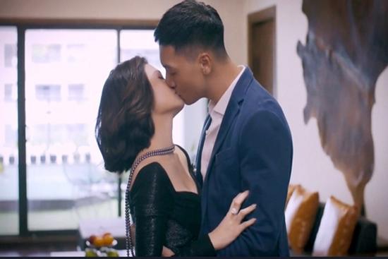 Đang say sưa hôn bồ, chồng giật bắn khi nghe tiếng vợ hét thất thanh