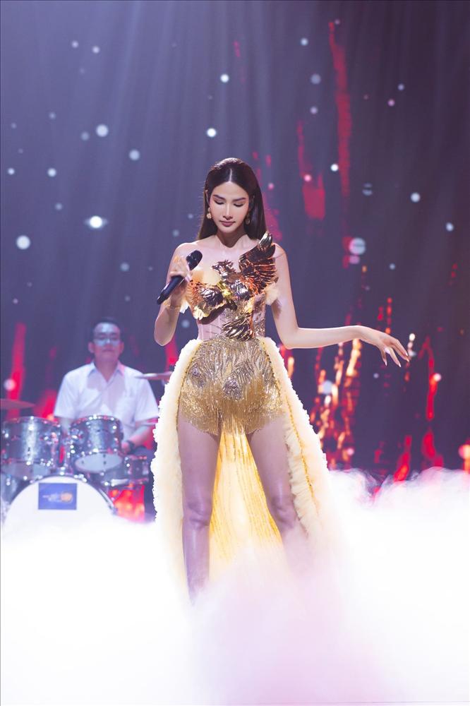 Thử sức mashup tiếng Anh, Hoàng Thùy bị chê hát không bằng nói-3