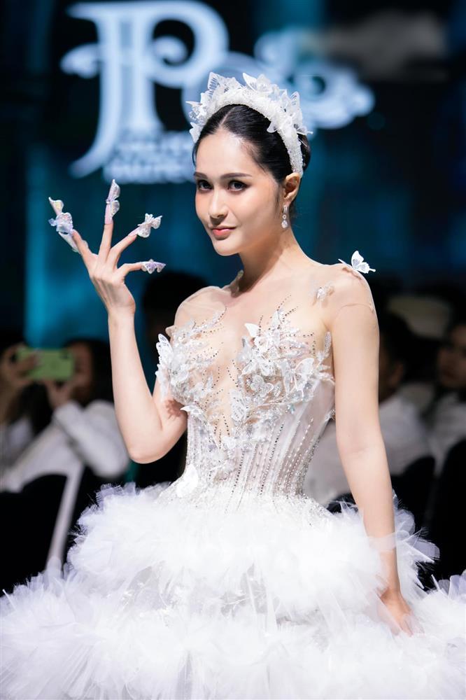 Đoàn Di Băng catwalk có còn múa may ô dề như 4 năm trước?-2