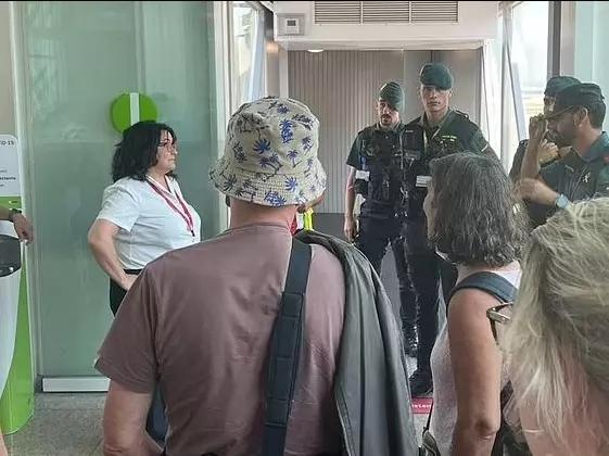 Cháy máy bay, cơ trưởng và tiếp viên dắt nhau chạy bỏ mặc hành khách-2