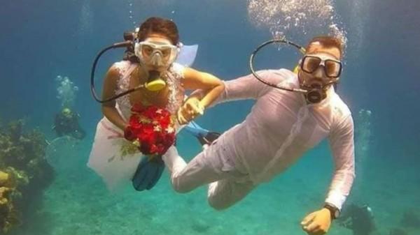 Cô dâu chú rể lặn xuống đáy biển sâu làm đám cưới-1