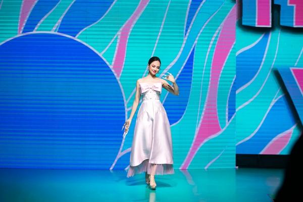 Bao năm vắng bóng, ‘mẹ bỉm’ Đinh Ngọc Diệp tái xuất catwalk-1