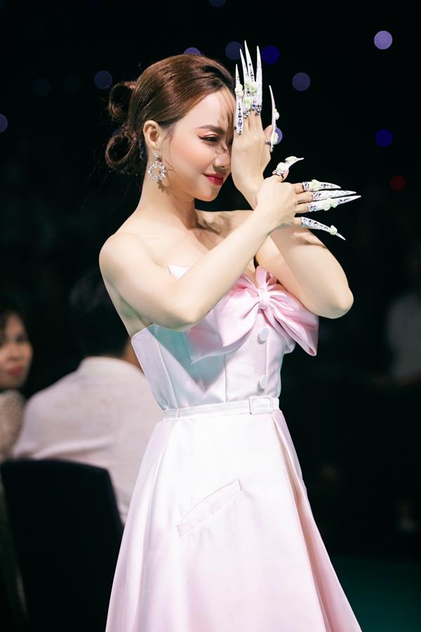 Bao năm vắng bóng, ‘mẹ bỉm’ Đinh Ngọc Diệp tái xuất catwalk-4