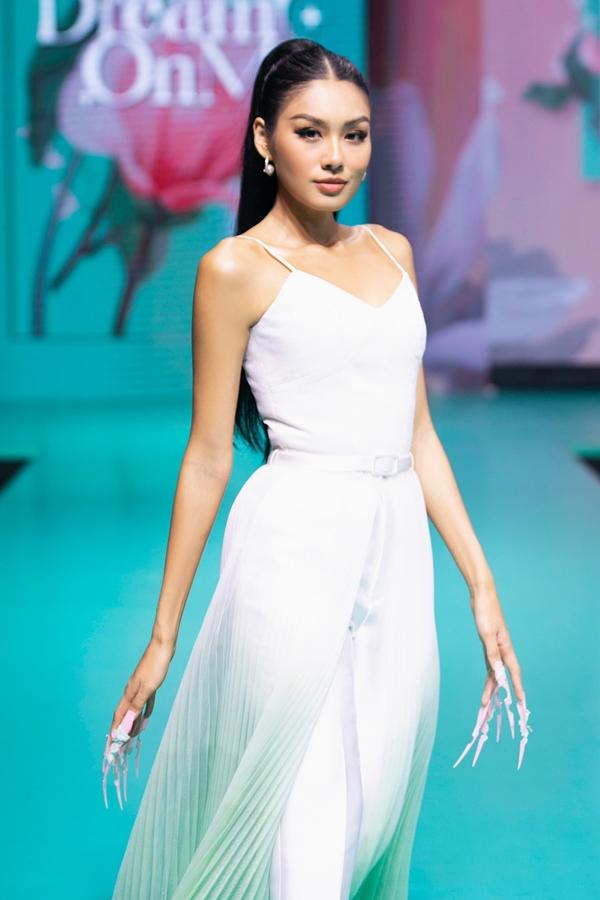 Bao năm vắng bóng, ‘mẹ bỉm’ Đinh Ngọc Diệp tái xuất catwalk-8