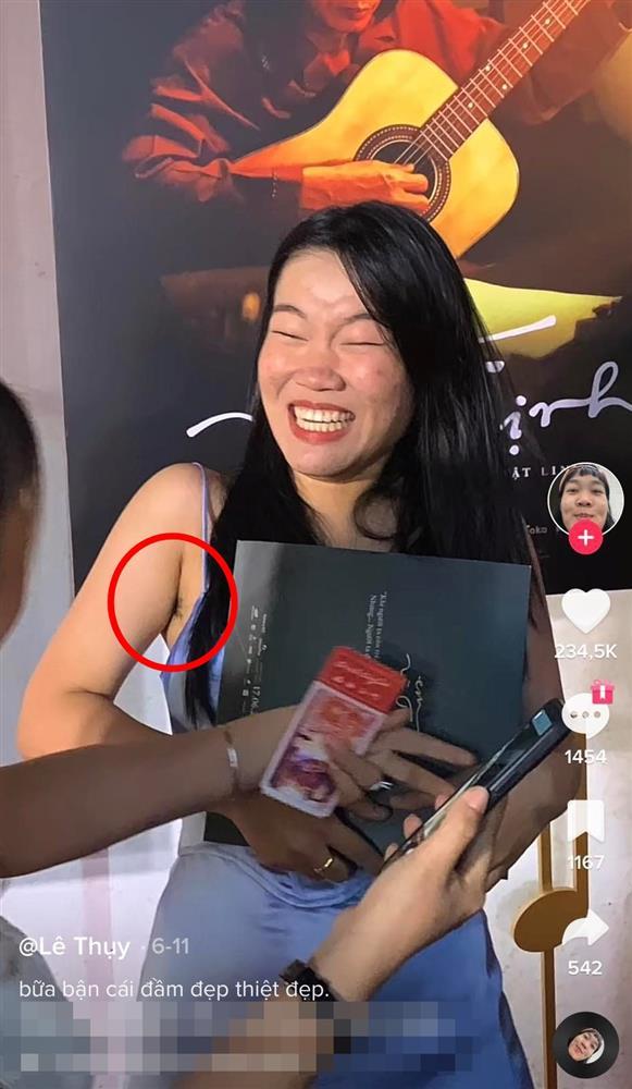 Lê Thụy tái xuất, netizens chăm chú cặp nách đã wax lông chưa-4