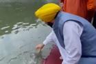 Uống nước 'sông thiêng' bị ô nhiễm, quan chức Ấn Độ gặp kết đắng