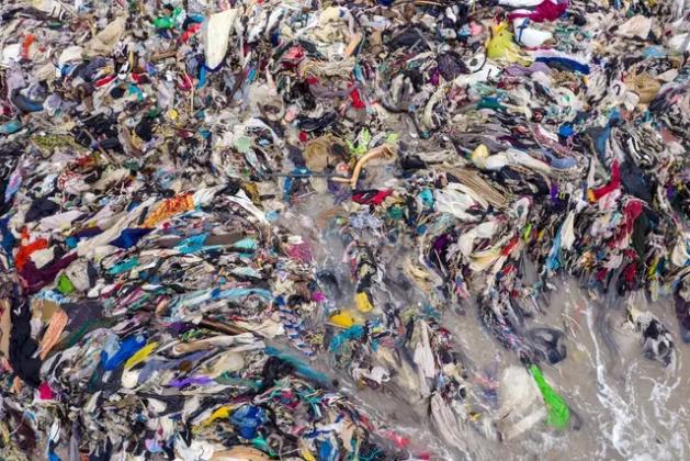 Giật mình với núi quần áo cũ nằm chình ình trên bãi biển châu Phi-3